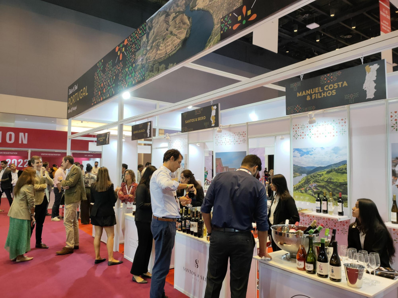 A CAP levou a maior representação de sempre do setor dos vinhos nacionais à Índia, com a presença de 12 produtores nacionais. Seguem-se, nos próximos dias, ações de promoção em Singapura e Vietname.

Na PROWEIN Mumbai 2022, iniciativa integrada no circuito mundial de umas das mais prestigiadas feiras do setor do vinho e que decorreu até ontem na Índia, os visitantes puderam provar centena e meia de vinhos portugueses, de diferentes regiões. Ao todo, 12 produtores nacionais marcaram presença neste certamente, naquela que é, até agora, a maior representação portuguesa num evento de vinhos neste país asiático – organizada pela CAP no âmbito do programa de apoio à promoção de vinhos em mercados de países terceiros. Os vinhos portugueses despertaram o maior interesse junto do público profissional desta feira onde também se encontravam muitos dos importadores que operam neste mercado.

De destacar ainda a iniciativa do Turismo de Portugal que, aproveitando a presença dos vinhos portugueses na PROWEIN Mumbai, organizou uma master class sobre Vinhos de Portugal, a gastronomia e o turismo nacionais.

“A participação de Portugal na PROWEIN Mumbai foi um sucesso. Não apenas pelo número de produtores envolvidos, mas também pela recetividade dos visitantes aos vinhos nacionais. Sendo a Índia um mercado onde ainda existe pouca presença de vinhos nacionais e em que as condições de acesso ao mercado são logística e burocraticamente complexas, é também um mercado de grande dimensão onde as empresas portuguesas não podem deixar de estar”, afirmou&nbsp;Luís Mira, secretário-geral da CAP, que acompanha esta missão de promoção.

&nbsp;Estiveram presentes nesta edição da PROWEIN Mumbai as seguintes empresas: Adega da Vermelha, Adega de Monção, Adega Ponte da Barca, Quinta da Raza, Campelo, Casa Relvas, Casa Santos Lima, Falua, João Portugal Ramos, Manuel Costa &amp;Filhos, Quinta das Arcas e Santos&amp;Seixo.


	



	
