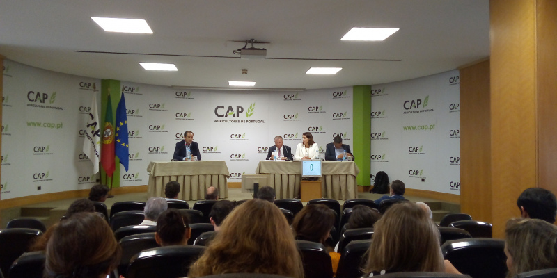 
	



	Debate:&nbsp;https://www.youtube.com/watch?v=vK3yYuI4oAk


	



	


Ouvidos os partidos políticos sobre as medidas que constam nos seus programas eleitorais para o sector agrícola, a CAP – Confederação dos Agricultores de Portugal congratula-se pelo facto dos representantes do PS, PSD e CDS terem, no âmbito do debate “A Agricultura e as Legislativas de 2019” que decorreu esta quinta-feira, 05 de setembro, demonstrado o seu empenho em contribuir para o crescimento eficiente e sustentável da Agricultura portuguesa, respondendo aos anseios dos agricultores relativamente a temas como a necessidade de mais financiamento, a negociação da nova Política Agrícola Comum pós-2020 e a importância de uma gestão da água mais eficaz para mitigar os impactos das alterações climáticas e da progressiva desertificação do território.

“O compromisso hoje aqui manifestado por estas forças políticas em responderem a algumas das questões mais prementes deste sector, num contexto em que é necessário garantir condições de investimento que promovam o crescimento da Agricultura nacional, é muito importante para os agricultores”, afirma o presidente da CAP, Eduardo Oliveira e Sousa.

Na sua intervenção na sessão de abertura, Eduardo Oliveira e Sousa sublinhou que “a Agricultura tem um peso e uma importância real que não é traduzida nem assumida no discurso político. Assistimos, perplexos, vezes demais, a discussões sem sentido ou sem expressão, quando no mundo rural temos uma agenda intensa para implementar e muito valor a ser gerado, diariamente, do Minho ao Algarve e nas Ilhas. A Agricultura é a atividade mais presente e mais transversal no nosso território e, sem razão aparente, não tem o destaque e a visibilidade que seria esperada. Acredito que se os partidos políticos se focassem mais na Agricultura, esta realidade seria invertida”.

Luís Vieira, atual secretário de Estado da Agricultura e da Alimentação e em representação do PS, e os deputados António Lima Costa e Patrícia Fonseca, do PSD e CDS, respetivamente, apresentaram esta tarde, a convite da CAP, a visão de cada partido para o sector agrícola para o próximo ciclo governativo – num modelo de pergunta e resposta, com uma intervenção final de cada um dos participantes.

Em cima da mesa esteve, naturalmente, a nova PAC e a redução do envelope financeiro para Portugal em cerca de 600 milhões de euros no próximo quadro comunitário, tendo todos os representantes políticos assegurado o seu desacordo para com a proposta da Comissão Europeia e assumido como posição de princípio a necessidade de lutar, em Bruxelas, pela manutenção do montante pacote financeiro – ou, pelo menos, como tem sido defendido pela CAP, permitir que países com determinadas características e mais dependentes das ajudas ao segundo pilar, como Portugal, possam ter um corte inferior a 15% no orçamento destinado ao desenvolvimento rural.

Para desbloquear verbas aos agricultores e assegurar o investimento necessário que garanta o incremento da capacidade produtiva do sector, o &nbsp;representante do PS sublinhou a importância da nova linha de crédito que ficará disponível para os empresários agrícolas em breve, contando com um reforço de 200 milhões de euros provenientes do Banco Europeu de Investimento, além de apontar para as novas elegibilidades não contempladas na PAC (como a aquisição de animais ou o financiamento de 10% do valor de compra de terras, por exemplo). &nbsp;Pelo PSD, António Lima Costa reforçou a necessidade de encontrar verbas “noutras gavetas” que possam financiar a Agricultura, apontando para a necessidade de se corrigirem os sistemas de subvenções a fundo perdido, de se reorientar as verbas do Fundo Florestal Permanente para o financiamento a Agricultura Portuguesa e de se desenharem instrumentos financeiros “ágeis e apetecíveis” que permitam aos agricultores realizarem os seus investimentos. Por seu turno, a deputada do CDS, Patrícia Fonseca, para desbloquear fundos e agilizar os investimentos, apontou para a necessidade de se criarem diferentes regimes para diferentes tipos de investimento, simplificando o processo burocrático que diz respeito aos pequenos projetos agrícolas e assegurando aos de média e grande dimensão instrumentos financeiros funcionais e eficazes.

A importância do livre associativismo, um tema tão caro aos agricultores, foi também defendida intransigentemente por todos os intervenientes, assim como a necessidade de continuar a apostar no regadio e no armazenamento e gestão eficientes dos recursos hídricos. A Floresta nacional também esteve em discussão, com PS, PSD e CDS a sublinharem e a necessidade de se gerir de forma mais eficiente os seus recursos, promovendo simultaneamente a proteção da biodiversidade e o incremento da rentabilidade para os proprietários florestais.

Nos discursos finais, Patrícia Fonseca afirmou que “para o CDS, a Agricultura, os agricultores, os produtores florestais são peças-chave do desenvolvimento económico” e que, por isso, o seu partido “está fortemente comprometido com o mundo rural”. Luís Vieira sublinhou que o sector agrícola “é estratégico” para o PS, que o irá “priorizar” na próxima legislatura, caso forme Governo. Por último, António Lima Costa referiu que “o PSD não hesitará na defesa intransigente do mundo rural”, pretendendo um “novo elã para a Agricultura”, mais competitiva e com efeito multiplicador.

A CAP aproveitou a ocasião para manifestar a sua disponibilidade para trabalhar com os diversos partidos políticos na construção de soluções para o sector agrícola, na defesa dos interesses dos agricultores e na valorização do mundo rural.

“Manifestamos a nossa disponibilidade para ouvir as propostas dos partidos políticos que, concorrendo a estas eleições, respeitem os princípios da concorrência, da economia de mercado e da propriedade e iniciativa privada”, afirmou Eduardo Oliveira e Sousa, presidente da CAP.