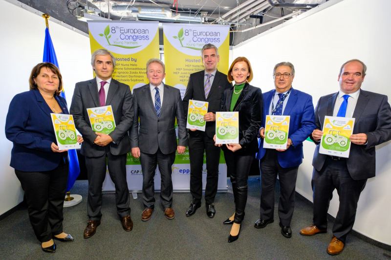 Durante a sessão plenária do Parlamento Europeu realizada em Estrasburgo no dia 4 de Outubro, os promotores e anfitriões do 8º Congresso Europeu de Jovens Agricultores, reuniram-se com Janusz Wojciechowski, comissário Europeu para a Agricultura, para apresentação oficial do tema deste ano: "O papel dos jovens agricultores na segurança alimentar".

Participaram do encontro com o comissário Wojciechowski, Duarte Mira, representante da Confederação dos Agricultores de Portugal e os eurodeputados do Partido Popular Europeu: Nuno Melo, Herbert Dorfmann (Itália), Simone Schmiedtbauer (Áustria), Juan Ignacio Zoido (Espanha) e Michaela Šojdrová (Chéquia).

O futuro da alimentação e da agricultura está nas mãos dos jovens agricultores europeus, que desempenham um papel crucial no desenvolvimento de um setor agrícola totalmente sustentável – que apoie o meio ambiente, a ação contra as alterações climáticas e soluções inteligentes para fornecer alimentos seguros e de alta qualidade aos consumidores europeus. A capacidade inata de inovar dos jovens agricultores coloca-os como os pioneiros naturais da transformação do sistema agroalimentar.

Celebrando a Comissão e o Parlamento o ano de 2022 como Ano Europeu da Juventude, o momento é propício para mostrar o investimento e o trabalho que os jovens agricultores estão a realizar e dos quais se espera que venham a liderar o caminho no desafio de criar uma cadeia alimentar mais forte, segura e sustentável na União Europeia, servindo de modelo para o resto do mundo.

Enquanto na edição do ano passado o Congresso destacou os jovens agricultores como modelo de resiliência para o setor agrícola, a edição deste ano pretende mostrar como é central o seu papel na manutenção da segurança alimentar, especialmente em tempo guerra.

No Congresso de 7 de Dezembro serão apresentados projetos de 22 Estados-membros que vão concorrer aos seguintes prémios:


	Melhor projeto digital
	Projeto mais resiliente
	Melhor projeto de melhoria da área rural



	


MAIS INFORMAÇÕES: www.euyoungfarmers.eu


	



	



	



	
