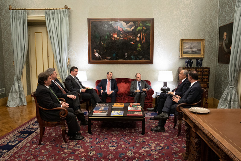 A Confederação dos Agricultores de Portugal agradece a audiência concedida esta quinta-feira pelo Senhor Presidente da República. Neste encontro, fizemos um breve balanço do ano que está a terminar, mas preocupa-nos o futuro e a capacidade de, enquanto país, sermos capazes de dar resposta ao muito que precisamos de fazer:


	Em primeiro lugar, a questão da água e de uma melhor e mais eficiente gestão dos recursos hídricos. O que se passa neste momento no País, e em particular no Mondego, é sintomático desta matéria;
	No reconhecimento do papel dos proprietários rurais na gestão dos recursos florestais, investindo no aumento da capacidade da gestão e do ordenamento do território;
	Na agenda da descarbonização da economia e na economia circular;
	No combate à desertificação do Interior;
	Na resposta às alterações climáticas e na preparação do país para mitigar riscos provocados por eventos climáticos extremos e fogos florestais;


Precisamos que o poder político, no Governo, na Oposição e em todos os níveis da Administração, reconheça à Agricultura o seu peso, importância e relevância no contexto do emprego, da economia, do investimento, mas também do seu papel social único e verdadeiro agente económico e de gestão do território. &nbsp;

Impõe-se assim que o Orçamento do Estado reflita na sua componente nacional da Política Agrícola Comum os montantes necessários à continuação da modernização e competitividade do sector.

A valorização do Mundo Rural é a valorização de Portugal, das suas gentes, culturas e tradições e é também a valorização do teu território, que se pretende coeso e humanizado.

À beira de uma nova década – que se quer de crescimento, de investimento e de inovação – a CAP, enquanto organização que representa os Agricultores portugueses, veio, hoje, junto do Senhor Presidente da República, dar conta do papel de extrema importância que o setor agrícola ocupa em Portugal.

Num País cheio de recursos naturais, que atrai milhões de turistas e está hoje na boca do mundo, ainda falta que os Portugueses (e os decisores políticos) descubram a Agricultura que se faz por cá, como é inovadora, produtiva e diferenciada.

Portugal é orgulhosamente conhecido por ter a maior onda do mundo, a onda da Nazaré – que sempre cá esteve, mas que só recentemente foi ‘descoberta’ porque alguém, de fora, a viu; mas Portugal também tem de ser conhecido pela sua Agricultura produtiva, ambientalmente sustentável, utilizadora de tecnologia avançada e capaz de acrescentar valor à economia do País.

O sector agroflorestal – incluindo a produção e a transformação – foi o que mais cresceu em termos de exportações na última década. O sector vale 20% do total das exportações de bens transacionáveis, sendo por isso um grande motor da economia nacional: as suas exportações valem cerca de 10,5 mil milhões de euros – cabendo neste valor mais do que as exportações, somadas, das indústrias têxtil e do calçado, verdadeiras referências nacionais.

Falamos de riqueza criada e transformada em Portugal e, por isso, o Valor Acrescentado Bruto deste sector é muito elevado.

Portugal descobriu que tem a maior onda do mundo, mas ainda precisa de descobrir que tem uma Agricultura das melhores do mundo – reconhecida pela sua qualidade, pelo seu sabor, pela sua excelência.

Que, na próxima década, a Agricultura portuguesa seja reconhecida como motor de crescimento económico e de emprego, que valoriza a promove a produção nacional de forma sustentável e sintonizada com as preocupações e metas ambientais assumidas pelo País. Saibamos surfar esta “onda” e tenhamos orgulho nela.

&nbsp;


	


&nbsp;