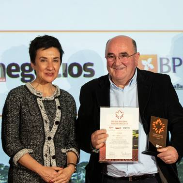 No dia 15 de Janeiro decorreu a cerimónia de entrega dos galardões aos vencedores do Prémio Nacional de Agricultura 2019, uma iniciativa do BPI, Correio da Manhã e Jornal de Negócios, com o patrocínio do Ministério da Agricultura, e o apoio da PwC.

A 8ª edição do Prémio Nacional de Agricultura voltou a distinguir casos de sucesso nos setores da agricultura, agroindústria, florestas e pecuária num conjunto de oito prémios, entre os quais se destaca a categoria Produto de Excelência conquistada pelo mel português.

Em nome dos apicultores portugueses, Manuel Gonçalves, presidente da Federação Nacional dos Apicultores de Portugal (FNAP), recebeu o prémio das mão da ministra da Agricultura, honra que dedicou “inteiramente aos apicultores portugueses verdadeiros responsáveis pela excelência do mel que produzem, a qual teve a merecida atenção dos elementos do júri.


	


VENCEDORES DA 8ª EDIÇÃO:

JOVEM AGRICULTOR: José Rosário Azóia

Menção Honrosa: Luís Lavoura

NOVAS EMPRESAS: Projeto Vera Cruz

ASSOCIAÇÕES/COOPERATIVAS: ADS – Agrupamento de Defesa Sanitária de Estremoz

EMPRESAS: White &amp; Green Natural

Menção Honrosa: Fitapreta Vinhos

EMPRESÁRIO EM NOME INDIVIDUAL: Luís Pais Neto

GRANDES EMPRESAS: Cerealis

PRODUTO DE EXCELÊNCIA: Mel português

PERSONALIDADE DO ANO: Leonor Freitas