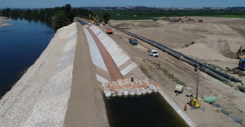 A obra, concluída pela Agência Portuguesa do Ambiente (APA) na zona de rotura em Santo Varão, ainda a tempo de funcionar em plena campanha agrícola no presente Verão, foi executada na sequência do rombo do canal do Mondego que ruiu em dezembro de 2019.

Para o Presidente da CAP, Eduardo Oliveira e Sousa, “trata-se de uma intervenção complexa, executada em tempo record, num contexto de pandemia, que merece o reconhecimento da parte da Confederação ao trabalho desenvolvido pelos técnicos e pelos serviços oficiais envolvidos, sob coordenação da APA, com um desfecho muito ansiosamente aguardado pelos milhares de agricultores do Vale do Mondego”.

A cheia que ocorreu em dezembro de 2019 no Baixo Mondego provocou, além da inundação dos campos do Vale Central, o corte de vias de comunicação e a inundação de algumas povoações, assim como vários danos nas infraestruturas de contenção de cheias, particularmente uma rotura do dique e canal condutor geral da margem direita do Leito Central do rio Mondego, com cerca de 150 metros de extensão.

A intervenção de “reconstrução do dique e canal condutor geral da margem direita do leito central do Mondego, na zona da rotura em Santo Varão”, havia sido prevista com caráter de urgência numa resolução do Conselho de Ministros de 3 de fevereiro, e a sua conclusão vem agora restabelecer a circulação plena de água, ainda a tempo de assegurar o pleno abastecimento aos campos agrícolas do Baixo Mondego durante o verão.