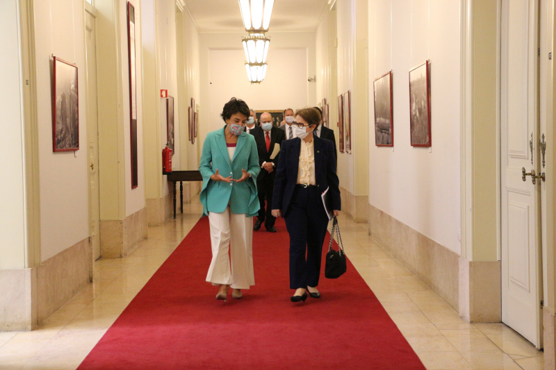 A ministra da Agricultura, Maria do Céu Antunes, recebeu a ministra da Agricultura, Pecuária e Abastecimento do Brasil, Tereza Cristina Corrêa da Costa Dias, numa reunião em que participou ainda o secretário de Estado da Internacionalização, Eurico Brilhante Dias.

Após o encontro bilateral, foi comunicado o levantamento do embargo aos produtos lácteos dos Açores, que vigorava desde 2015, sendo também ultrapassadas questões que dificultavam a proposta de novas empresas nacionais para a exportação de lácteos para o Brasil.

Maria do Céu Antunes salientou a complexidade do momento e como é “essencial para todos os que trabalham na cadeia de abastecimento que possamos falar de oportunidades e crescimento, bem como de inovação e resiliência do setor agrícola e agroalimentar”.

A ministra lembrou que Portugal apoia e aguarda a conclusão do acordo União Europeia-Mercosul e reforçou que deste diálogo entre Portugal e Brasil “sairá reforçada a nossa cooperação histórica, seja no domínio técnico e da transferência de conhecimento, seja no estreitamento das nossas relações comerciais”.

Por sua vez a ministra da Agricultura, Pecuária e Abastecimento do Brasil, Tereza Cristina, destacou a necessidade de cooperação entre os dois países, e uma maior aproximação aos países de língua portuguesa “como países irmãos podemos ter relações comerciais mais fortes e mais próximas», disse.

Fonte: Ministério da Agricultura