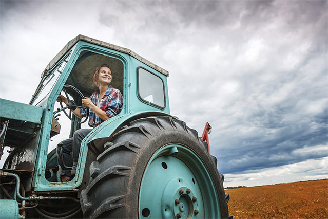 A Organização das Nações Unidas celebra hoje, 15 de Outubro, o Dia Internacional da Mulher Rural que sublinha a importância da mulher na comunidade, na atividade agrícola, no sustento da família e na gestão dos recursos naturais.

Adotado pela Assembleia Geral das Nações Unidas em Dezembro de 2007, a celebração deste ano centra-se no tema &nbsp;"Construindo a resiliência das mulheres rurais na sequência da COVID-19", num gesto destinado a chamar a atenção do mundo para as dificuldades que estas mulheres rurais enfrentam, em especial no período de pandemia, nomeadamente no acesso a cuidados de saúde e a tecnologias e no aumento do trabalho não remunerado.

Por este conjunto de razões, a CAP escolheu este Dia Internacional das Mulheres Rurais para anunciar a sua associação ao Projecto TalentA, da Corteva Agriscience, o qual reconhece e distingue, com a atribuição de um Prémio, a relevância das mulheres no mundo rural.

A Confederação dos Agricultores de Portugal junta-se assim à Federação Espanhola das Mulheres Rurais que no ano passado foram pioneiras nesta iniciativa da Corteva.

A abertura das candidaturas ao Prémio está prevista para o dia 1 de Novembro, sendo a ‘Inovação’ e a ‘Sustentabilidade’ alguns dos critérios que concorrem para a selecção dos três projetos finalistas.

A vencedora será conhecida no dia 8 de Março, Dia Internacional da Mulher.

PARA SABER MAIS:

Consulte a edição espanhola 2019 em:
	https://www.programatalenta.es/

Acompanhe todas as informações sobre este Prémio aqui na APP.

Foto: TalentA Espanha