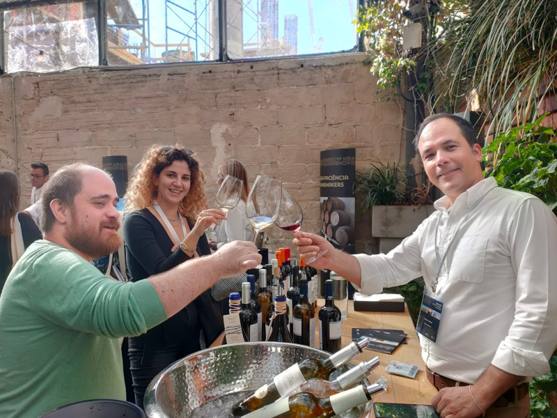 A Confederação dos Agricultores de Portugal organizou esta semana a primeira ação de promoção de vinhos portugueses em Israel, que incluiu um jantar vínico, uma master class e uma prova de vinhos com 13 produtores nacionais.

Cerca de 10 milhões de habitantes, dos quais quatro milhões se concentram na cidade de Tel Aviv, o mercado israelita é caraterizado por consumidores cosmopolitas e exigentes, que valorizam experiências gastronómicas e vínicas diferenciadas, estando disponíveis para pagar um preço elevado no que diz respeito ao vinho.

Com a parceria da Wine Fairy em Israel, que trabalha na organização de eventos vínicos neste mercado, a promoção portuguesa teve início num restaurante trendy&nbsp;da cidade de Tel Aviv, com um jantar vínico onde estiveram presentes os melhores importadores do país e os produtores de vinho nacionais puderam perceber o grande interesse por parte dos convidados presentes. A ação contou ainda com uma&nbsp;master class e uma prova de vinhos dos 13 produtores presentes, que colheu igual sucesso entre os participantes.

“Este é um mercado com poder de compra&nbsp;que procura produtos e experiências de qualidade”&nbsp;referiu o secretário-geral da Confederação que acompanhou o evento e o avaliou como de muito potencial para os vinhos portugueses. “Com a vantagem de ter poucas barreiras à entrada, o mercado israelita diferencia-se pela atitude dos operadores, que tomam decisões de compra num curto período de tempo, em oposição a outros onde este tipo de processo é bastante mais moroso chegando a durar vários meses”,&nbsp;explicou Luís Mira.

Esta iniciativa da CAP em Israel comprova a retoma da missão de internacionalização dos vinhos portugueses, interrompida pela pandemia. Com as exportações suspensas para os mercados russo (um relevante consumidor) e ucraniano, a procura de novas geografias é fundamental.

Participaram na ação de promoção em Israel os seguintes produtores:

Abegoaria; Adega da Vermelha; Adega de Ponte da Barca; Adega de Ponte de Lima; Campelo; Casa Ermelinda Freitas; Casa Paciência; Casa Relvas; Casa Santos Lima; Caves da Montanha; José Maria da Fonseca; Manuel Costa e Filhos; e Santos e Seixo.


	


Fonte: Comunicado da CAP, 09/11/2022


	
