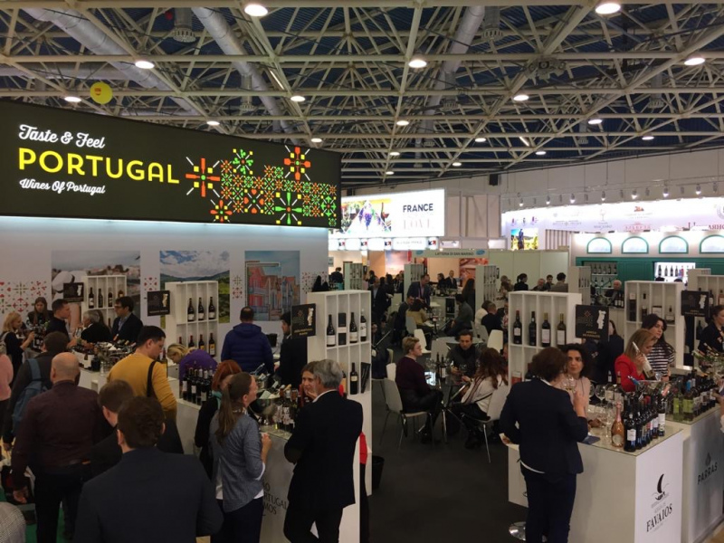 A CAP está em Moscovo com a maior representação de produtores de vinho de sempre na PRODEXPO Moscovo, a grande feira do setor alimentar que se realiza anualmente na Rússia, e que decorre entre os dias 10 e 14 de Fevereiro.

Ao todo, estão presentes 28 empresas nacionais, triplicando o número daquelas que, em 2014, participaram pela primeira vez neste certame.

Num mercado onde há apenas seis anos era difícil encontrar empresas dispostas a investir neste destino de exportação, a realidade alterou-se e o sector do vinho está, definitivamente, de olhos postos na Federação Russa.

De acordo com o Instituto da Vinha e do Vinho, prevê-se que, em 2021, no global, as vendas de vinho para a Rússia representem cerca de 780 milhões de euros, com o consumo per capita a atingir 6,4 litros.

Segundo os últimos dados publicados, referentes a 2016, os vinhos italianos, franceses e espanhóis perfazem cerca de 65% das exportações russas de vinho.

Portugal ocupa a 7ª posição no ranking dos maiores fornecedores, tendo as suas exportações para o mercado russo praticamente duplicado entre 2012 e 2016.

Cerca de 41% da população russa, na faixa etária entre 20 e 44 anos, consome vinho. Calcula-se que em Moscovo e São Petersburgo, os principais centros de consumo, existam aproximadamente 6 milhões de consumidores de vinhos importados, indica um relatório da Russian Public Opinion Research Center (VTsIOM).

São 28 as empresas portuguesas que acompanham a CAP nesta ação de promoção: Adega Cooperativa da Vermelha; Adega Cooperativa de Favaios; Adega Cooperativa de Ponte de Lima; Adega Cooperativa de São Mamede da Ventosa, C. R. L.; Agrimota - Sociedade Agrícola e Florestal, SA (Quinta da Calçada); CARMIM - Cooperativa Agrícola de Reguengos de Monsaraz CRL; Casa Ermelinda Freitas - Vinhos, Lda; Caves Campelo; Caves de Santa Marta; Cooperativa Agricola Sto.Isidro de Pegões CRL; DFJ Vinhos; Golddrink, Import Export (Quinta de Marrocos); João Portugal Ramos; Manuel Costa e Filhos, Lda; Casa Clara, Lda (Monte da Capela); Parras Wines Unipessoal, Lda; Positive Wine, Lda; Quinta da Pacheca; Quinta das Arcas, Soc. Agric., LDA; Quinta De Carapeços - Sociedade Vitivinícola, SA; Santos &amp; Seixo Wine Export, Lda.; Socieda Agrícola D. Diniz, SA - Monte Ravasqueira; Sociedade Agrícola Casal de Ventozela, SA; Sociedade Agrícola da Quinta da Ribeirinha, Lda.; Sogrape Vinhos, SA; VERCOOPE - União das Cooperativas da Região dos Vinhos Verdes, CRL; Vidigal Wines; Viniverde - Promoção e Comércio de Vinhos Verdes, SA.