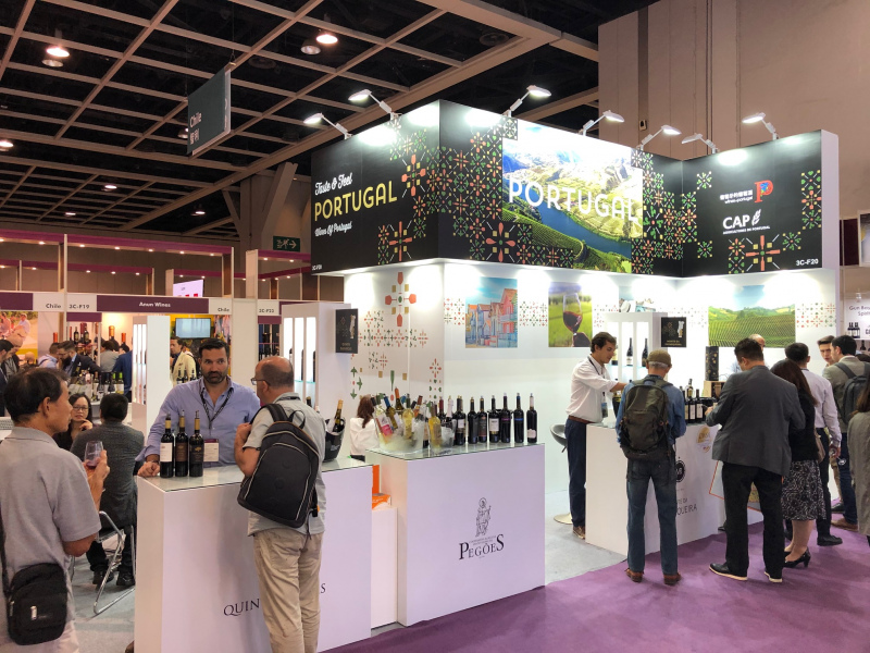 Desde 2017 que a CAP organiza uma presença colectiva de 10 produtores de várias regiões vitivinícolas nacionais à Hong-Kong International Wine and Spirits Fair.

Esta é uma feira da maior relevância, tanto pela possibilidade de abertura ao mercado chinês, como pelo privilégio de ser um ponto de encontro de vários importadores de todo o mundo, sobretudo asiáticos.

Apesar de Hong Kong estar a atravessar momentos políticos conturbados, a agitação não interferiu com a realização da Feira Internacional HKIWSF que manteve a dinâmica de visitas e de provas de vinhos a que os seus visitantes e expositores estão habituados e que são uma das referências do evento.

A organização da Feira demonstra ter tido um maior cuidado na preparação de tours de compradores que têm visitado os diversos stands, criando, desta forma, algum envolvimento adicional entre o público profissional e os produtores de vinho.

A missão de promoção de vinhos portugueses em países asiáticos, segue para Taiwan e Vietname, onde irá realizar provas e seminários sobre os Vinhos de Portugal.

Com a CAP em Hong Kong estão as seguintes empresas:

Adega da Vermelha, Adega de Ponte da Barca, Casa Ermelinda Freitas, Caves da Montanha, Adega de Pegões, Manzwine, Monte da Ravasqueira, Mouchão, Quinta da Raza e Quinta das Arcas.