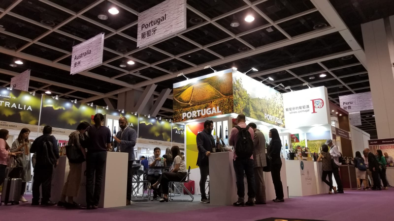 Está a decorrer mais uma missão de promoção dos Vinhos de Portugal no continente asiático, que se inicia na HKIWSF - Hong-Kong International Wine and Spirits Fair.

Dez empresas produtoras, representando várias regiões vitivinícolas, concretamente Alentejo, Bairrada, Douro, Lisboa, Península de Setúbal e Vinhos Verdes, procuram aumentar as suas exportações neste mercado que está a evoluir positivamente.

Hong Kong é uma cidade visitada por importadores de diversas proveniências, nomeadamente da China e de outros países asiáticos, mas também de países como a Rússia ou Índia, o que traduz o potencial desta Feira como “porta de entrada” do vinho português em vários mercados mundiais importadores.

Terminada a HKIWSF, a comitiva seguirá para o Taiwan e Vietnam onde serão promovidas provas de vinhos, seminários sobre os vinhos de Portugal e jantares vínicos, nas cidades de Taipé e Ho Chi Minh (Saigão).