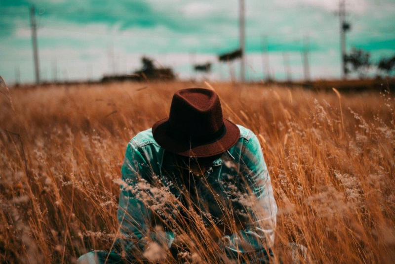 O meio rural português tem sido caracterizado pelo elevado índice de desertificação, bem como pelo envelhecimento da população. Em paralelo a agricultura, principal atividade económica localizada no meio rural observou um declínio substancial em termos de preponderância no mercado laboral e na economia nacional.

A combinação da falta de mão-de-obra e a os elevados níveis de concorrência tem incentivado um processo de reestruturação do sector agrícola, apostado fortemente na internalização.

A integração de trabalhadores estrangeiros e a expansão da procura de mão de obra no sector agrícola Português constituem um paradoxo atendendo ao declínio do meio rural observado no século XX.

Este paradoxo constitui o ponto de partida deste projeto de investigação, que tem quatro dimensões principais:

1. Identificar as características, intensidade e determinantes da procura de mão de obra estrangeira no setor agrícola na região do Alentejo;

2. Analisar o perfil sociodemográfico e as expectativas dos trabalhadores estrangeiros inseridos no mercado de trabalho do sector agrícola na região do Alentejo

Na tarde de 18 de Junho, a apresentação do projecto terá lugar na Universidade de Évora - Escola de Ciências e Tecnologia - Colégio Luis António Verney – Anfiteatro I.

Este projeto científico é financiado pelo Fundo de Asilo, Migrações e Integração – (PT/2018/FAMI/352) providenciado pelo Alto Comissariado para as Migrações.

Saiba mais em
	https://imigalentejo.wordpress.com

&nbsp;

Fonte: Universidade de Évora