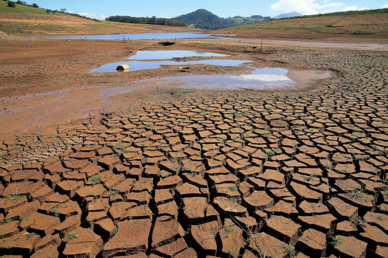 De facto, o mês de dezembro manteve os parâmetros de um mês seco e frio, sendo o 9º mês consecutivo, a apresentar valores de precipitação abaixo do normal.&nbsp;

Nos últimos 7 anos, o valor médio da quantidade de precipitação em dezembro tem sido sempre inferior ao valor normal e nos últimos 17 anos apenas nos meses de dezembro de 2002, 2009 e 2010 ocorreram valores de precipitação acima da normal.

Apesar de se verificar um desagravamento da situação de seca meteorológica em dezembro – em particular na região Norte – no final do ano, 29% do território continuava em seca moderada, 58% em seca severa e 6% em seca extrema (índice PDSI).