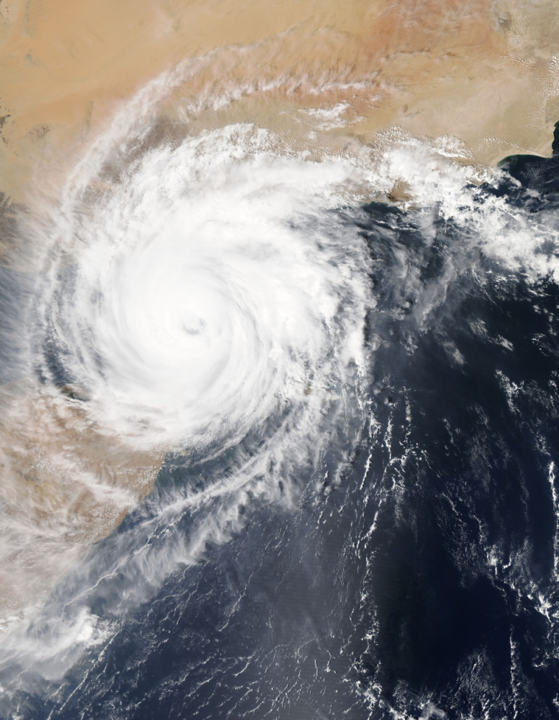 Pois bem, a iniciativa de dar nome às tempestades que afetam o sul da Europa resulta de uma iniciativa de colaboração entre as agências de meteorologia de Portugal, Espanha e França, respetivamente o IPMA, a AEMET e a MétéoFrance.

O sistema de nomeação de tempestades - apenas aquelas cuja intensidade produz impactos em bens e pessoas - insere-se num projeto que visa assegurar e facilitar a cooperação entre os serviços meteorológicos de vários países, melhorando a comunicação entre autoridades e a eficácia da comunicação pública das medidas de emergência em caso de fenómenos climáticos. Enquanto se aguarda que o projeto se estende a outros Estados europeus, o sistema de nomenclatura respeita também as autoridades meteorológicas da Irlanda e do Reino Unido (Met Eireann e pelo Met Office), sempre que a tempestade afete primeiro esses dois países.

Quanto à escolha dos nomes, eles seguem a ordem alfabética, alternando nomes femininos e masculinos, e são inscritos numa lista pré-estabelecida. O primeiro dos três países a ativar o alerta laranja ou vermelho, dará nome à tempestade, informando os outros dois. Em 2018 os nomes definidos são: Ana, Bruno, Carmen, David, Emma, Felix, Gisele, Hugo, Irene, Jose, Katia, Leo, Marina, Nuno, Olivia, Pierre, Rosa, Samuel, Telma, Vasco e Wiam.