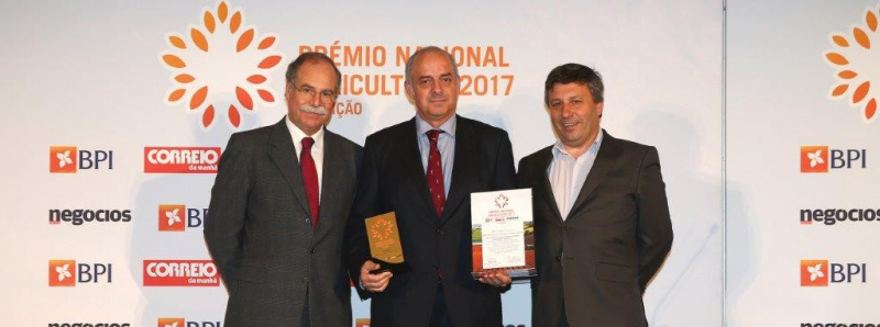 A cerimónia de entrega do Prémio decorreu no dia 1 de março, em Lisboa, e contou com a presença do Ministro da Agricultura, Florestas e do Desenvolvimento Rural, Luís Capoulas Santos.

O Prémio Nacional de Agricultura é uma iniciativa do Banco BPI e do Grupo Cofina, patrocinada pelo Ministério da Agricultura, Florestas e Desenvolvimento Rural e apoiada pela consultora PwC, que celebra o que de melhor se faz em Portugal no sector da agricultura e agro-industria, florestas e pecuária. &nbsp;

No âmbito do Prémio nacional de Agricultura são atribuídos prémios em quatro grandes categorias: Associações/Cooperativas, Empresas, Jovem Agricultor e Novos Projetos. Adicionalmente são entregues cinco prémios especiais: Prémio Inovação, Prémio Bio, Prémio Grandes Empresas, Prémio Personalidade e Prémio Produto Excelência.

&nbsp;

LISTA VENCEDORES 2017

PRÉMIO ASSOCIAÇÕES /COOPERATIVAS

Vencedor: ADVID

Menção Honrosa: AGAVI

Menção Honrosa Associação Desenvolvimento Rural Lobos Uivam

PRÉMIO EMPRESAS

Vencedor: Montiqueijo

Menção Honrosa: Frusantos

Menção Honrosa: Intersuínos

PRÉMIO JOVEM AGRICULTOR

Vencedor: Mirtifruto

Menção Honrosa: Sofia Pires Marques

PRÉMIO NOVOS PROJETOS

Vencedor: Nativa Land

Menção Honrosa: Pepe Aromas

Menção Honrosa: Granja Avícola Alpinho

PRÉMIO INOVAÇÃO

Vencedor: Hortapronta

Menção Honrosa: Biocheers

PRÉMIO BIO

Vencedor: Ervital

PRÉMIO GRANDES EMPRESAS

Vencedor: Sorgal

PRÉMIO PERSONALIDADE

Vencedor: Comendador Arménio Pinheiro Miranda

PRÉMIO PRODUTO EXCELENCIA

Vencedor: Cortiça.