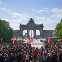 O Melhor de Portugal (MDP) já soma sete edições no Parque do Cinquentenário em Bruxelas e mantém fiel o conceito de promoção de Portugal e da sua cultura às portas da União Europeia.

“Bruxelas já tem uma comunidade portuguesa considerável, e mantém uma atividade económica consistente e de qualidade, ao nível dos setores da restauração, serviços, transportes, construção, turismo, design e tecnologias de informação.&nbsp;

São estes agentes económicos que se pretende, também, promover de forma a dar mais visibilidade aos serviços de excelência prestados pela comunidade portuguesa” referiu o presidente da CAP, Eduardo Oliveira e Sousa.

Também o secretário-geral da organização acrescentou que acontece, frequentemente, os pequenos produtores não terem capacidade para suportar os custos associados a uma presença numa feira internacional. &nbsp;Nesse sentido, Confederação procura estabelecer sinergias com as Câmaras Municipais para que “as próprias façam representações e convidem os seus agricultores a viajar até cá.&nbsp;

É uma forma de proporcionar o acesso aos produtores mais pequenos. De outra forma não seria possível”, explicou Luís Mira.

Apresentar o melhor de Portugal e defender os interesses dos agricultores nacionais continua a ser o lema desta iniciativa que, para além da excelência dos produtos agroalimentares, nomeadamente os vinhos, queijos, enchidos, azeites, méis, frutas e hortícolas, permite igualmente mostrar alguma da nossa cultura, artesanato, bailado, música, no ambiente que envolve os expositores.