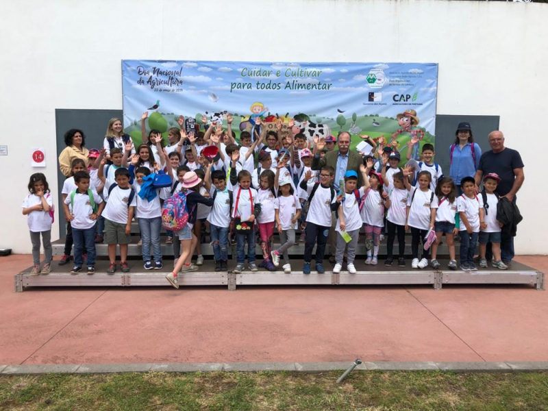 Todos os anos a Confederação celebra com os mais jovens um dia dedicado à Agricultura na Escola com a finalidade de sensibilizar a população mais nova para a importância da agricultura e do mundo rural despertando nela o interesse para esta área de atividade económica.

Este ano o tema escolhido foi o «Leite» e o Presidente da Confederação, Eduardo Oliveira e Sousa, deslocou-se aos Açores para uma celebração “em grande”, com mais de 4 mil crianças reunidas numa organização que esteve a cargo da Associação de Agricultores de São Miguel, com o apoio do governo regional.

Jorge Rita, presidente da Associação de São Miguel e grande dinamizador do evento, aposta tudo para “que as crianças não se esqueçam do momento que passam aqui, e não se esqueçam da importância que a agricultura tem no seu dia a dia”.

Trabalhar com as novas gerações é sempre uma aposta vencedora e a CAP e as suas Associações sentem que esta está ganha sempre que “estivermos a falar de agricultura e os mais novos sejam os nossos defensores” defende Jorge Rita.

Com tanto “refratores da agricultura por esse mundo fora, e senda esta um setor vital para a nossa economia e para a nossa alimentação, nada melhor que ensinar as crianças das nossas escolas, de forma pedagógica, o que é e como se faz agricultura”, rematou. &nbsp;&nbsp;


	


Fonte: Rádio Atlântica