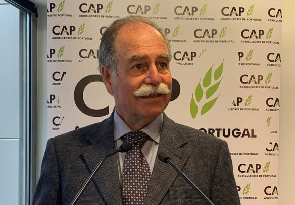 Senhores candidatos a eurodeputados, muito boa tarde.

A Agricultura tem, na Europa, e no Mundo, a expressão de um dos mais importantes sectores da economia, associada à primeira necessidade do ser humano, a Alimentação.

Fruto da terrível guerra que mergulhou a Europa numa crise de fome sem precedentes, surgiu a Política Agrícola Comum que, com o evoluir dos tempos, chega aos nossos dias mantendo-se como o verdadeiro eixo em torno do qual a União promove e defende o sector agrícola e, por via disso, os seus cidadãos.

A sociedade moderna, hoje, confrontada por exemplo com a globalização, preocupações ambientais e até alterações de comportamento, desvia a atenção da verdadeira importância que a agricultura tem e representa para as suas vidas, colocando em causa o modelo e a arquitectura das ajudas e, pior que isso, incutindo a errada noção de que a agricultura pode ser prejudicial para o ambiente.

Questões como a Água, as Alterações Climáticas, o uso de produtos fito-fármacos, com destaque para a “guerra” ao Glifosato, a pecuária, tudo parece servir para apontar o dedo ao sector agro, onde até a floresta, a sua gestão e as suas espécies, enfim, parece não haver tema, produto ou modo de produção que satisfaça uma sociedade cada vez mais urbana e metropolitana, que estuda pouco, mas que opina muito, com a ajuda nem sempre fiável das redes sociais, das fake news, e um desconhecimento infelizmente demasiado abrangente e horizontal.

Esta “nova” sociedade está assim a afastar-se do Mundo Rural e, consciente ou inconscientemente, a colocar em causa muito mais que a agricultura. Coloca em causa, e chega mesmo a combater, os seus costumes, as actividades tradicionais e ancestrais, em suma, denigre a própria herança e o modo de vida que os habitantes desses territórios transportam e tanto se empenham em manter e transmitir.

O que fazer para regenerar confiança da sociedade nos agricultores e na forma sustentada como hoje praticam a sua actividade? Sim, caros candidatos, se há sector que evoluiu e abraçou a tecnologia e a sustentabilidade, foi, ou melhor, é a agricultura.

As Alterações Climáticas vão obrigar a mudanças, muitas delas ainda desconhecidas. A violência das tempestades, os períodos longos sem chuva, as temperaturas mais extremas. Tudo tem de ser revisto e adaptado a esta nova realidade ainda com contornos mal definidos.

A Água, que no norte da Europa era tema por motivos de qualidade, e no sul um problema de quantidade e de oportunidade de acesso, passou a ser um elemento que se percebe ter de ser, nos dias correntes, muito melhor gerido em todo o espaço europeu.

Aliás, entrando um pouco neste tema que desejaria também introduzir, a Directiva Quadro da Água necessita, na sua próxima revisão, de gizar um enquadramento que divida a Europa em duas grandes manchas. O norte e o sul, ou, se preferirmos, a região Atlântico-Continental e a região Mediterrânica, onde nos inserimos.

Precisamos, no sul, de tomar as rédeas sobre como preservar e assegurar o uso de tão precioso recurso. É imperioso aumentarmos as nossas reservas estratégicas. Precisamos de criar uma visão em torno da água, o principal recurso no combate à desertificação e ao abandono já muito expressivo em vastas regiões do nosso território.

A produção animal, consentânea com os padrões de bem-estar hoje aceites e defendidos na nossa região, e a sua ligação ao mundo globalizado e aos acordos internacionais de comércio.

A defesa do Mundo Rural, como atrás referi, as suas tradições e costumes, face a uma sociedade que se está a transformar em hostil.

A confiança e a segurança dos modos de produção da Europa, como a Produção e Protecção Integradas, o Biológico, ou orgânico, como alguns preferem, complementares e compatíveis entre si, e não antagónicos.

O desafio que constitui a Neutralidade Carbónica, e o papel pro-activo que a agricultura, a pecuária e a floresta podem, e dão já, como contributo positivo a tão necessária e ambiciosa meta.

Todos estes temas gostaria de lançar neste debate que se pretende aberto e abrangente.

Neste entretanto, a União está ainda suspensa em termos orçamentais. Temos eleições à porta, há a questão do Brexit, enfim, tudo um pouco contribui para a criação de uma inquietante incerteza, que se arrasta.

Importante é, para nós, o orçamento para a Política Agrícola Comum, que se deseja não diminuído face ao anterior, por forma a permitir uma continuidade do modelo agrícola Europeu, pese embora haja correções importantes que deverão continuar o seu percurso, como seja a aproximação dos valores recebidos pelos agricultores dos diversos países, a designada convergência.

Enfim, são os senhores que nos têm de manifestar os vossos pontos de vista. São os senhores quem vai nos próximos anos ter a obrigação de defender o País e os nossos agricultores neste meio que, sendo amplo e diverso, não pode perder o seu cerne de União.

Por fim, são os senhores quem terá de erguer a voz na defesa intransigente do que nos diferencia, face à nossa localização, ao nosso modelo de sociedade, aos produtos que produzimos, na defesa da nossa identidade.

Agradeço-vos, em nome dos Agricultores de Portugal, mas também em nome dos agricultores europeus, terem aceite participar neste debate.

Queremos ouvir as vossas opiniões, os vossos contributos, essencialmente, contudo, a vossa mensagem sobre como se posicionarão nos próximos anos nesta casa, em Bruxelas, onde se decidem e conduzem os destinos dos povos da União Europeia. Qual a mensagem aos portugueses, para que tomem a devida consciência do peso da responsabilidade que têm os eurodeputados nas decisões aqui tomadas, para as suas vidas. Se passarem essa mensagem, seguramente que muitos votarão no dia 26 de Maio.

Obrigado, e bom debate.

Eduardo Oliveira e Sousa - Presidente da CAP

Bruxelas 3 de Abril de 2019