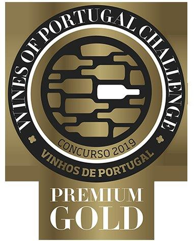 A edição deste ano do Concurso de Vinhos de Portugal, que se iniciou no CNEMA na passada semana, terminou na noite de sexta feira com a entrega de 423 medalhas e a distinção de personalidades internacionais que contribuem para a afirmação dos vinhos nacionais em mercados externos.

O Terminal de Cruzeiros do Porto de Leixões recebeu na noite de 10 de Maio, a gala de entrega de prémios, que contou com a presença do presidente do Conselho Diretivo do IVV, Bernardo Gouvêa, onde brilhou a região do Douro com 11 medalhas Grande Ouro, seguida pela região do Alentejo com 7, e da Região do Dão que também conquistou 4 dos maiores galardões.

Os grandes prémios do Concurso que distinguiram os melhores entre os 423 vinhos premiados, foram distribuídos pelas regiões Bairrada, Douro, Dão, Alentejo e Península de Setúbal:

- Melhor do Ano: Quinta Vale D. Maria Vinha da Francisca (2016)

|Douro| Aveleda, S.A.

- Melhor do Ano Licoroso: Alambre Moscatel de Setúbal 20 anos

|Península de Setúbal| José Maria da Fonseca, S.A.

- Melhor do Ano Varietal Tinto: Grande Rocim (2015)

|Alentejo! Rocim Agroindustria, Lda.

- Melhor do Ano Varietal Branco: Villa Oliveira Encruzado (2016)

|Dão |O Abrigo da Passarela, Lda.

- Melhor do Ano Vinho Tinto: Quinta Vale D. Maria Vinha Francisca (2016) |Douro |Aveleda, S.A.

- Melhor do Ano Vinho Branco: Quinta Pedra Escrita Reserva Bio (2017) |Douro| Rui Roboredo Madeira, Vinhos, S.A.

- Melhor do Ano Espumante: Luiz Costa Pinot Noir &amp; Chardonnay (2015) |Bairrada| Caves São João, Lda.

Na edição de 2019, a Viniportugal instituiu o Prémio Personalidade do Ano que assim reconhece e presta uma homenagem simbólica a todos os profissionais que trabalham na promoção dos vinhos portugueses e na valorização das exportações nacionais, em cada um dos continentes/mercados onde a marca Vinhos de Portugal está presente.&nbsp;

Nesta 1ª edição foram distinguidos Charles Metcalfe (Europa), Sebastião Vemba (África), Mark Squires (Américas) e Takenori Beppu (Ásia).

Lista dos premiados em :&nbsp;www.viniportugal.pt

Fonte: Viniportugal