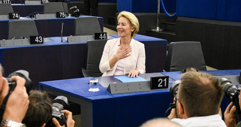 A candidata alemã Ursula von der Leyen conseguiu 383 votos, mais nove do que os necessários para garantir a maioria dos votos do Parlamento Europeu que lhe entregou a presidência da Comissão Europeia.

Desde que o seu nome foi apresentado para concorrer à presidência da Comissão Europeia, a democrata cristã dispôs de quinze dias para apresentar e defender um programa para 5 anos, junto dos grupos políticos europeus, todos eles insatisfeitos com o facto dos seus candidatos preferenciais terem sido afastados.

Na sua campanha procurou atrair todos os quadrantes políticos, defendendo propostas como por exemplo, uma Europa de neutralidade carbónica em 2050, mais tempo para concretizar o dossier Brexit, e paridade total a começar pelo colégio de comissários mas, também, a criação de um subsídio de desemprego europeu e de um sistema europeu de asilo comum, a cobrança de taxas sobre multinacionais tecnológicas, atribuir o triplo do orçamento ao programa Erasmus e a realização de uma conferência sobre o futuro da Europa que decorra entre 2020 e 2022.

A eleição decorreu ontem em Estrasburgo, por voto secreto, e a alemã obteve um resultado à tangente: 383 votos a favor e 327 contra (22 abstenções e 1 nulo).

Por agora, o calendário europeu parece ter voltado ao programado.

Em Setembro, os Estados-membros indicarão nomes para integrar a Comissão; no mês de Outubro haverá escrutínio e audição dos candidatos a comissário.

No dia 1 de Novembro, Ursula von der Leyen sucederá a Jean-Claude Juncker tomando posse como Presidente da Comissão Europeia.


	


Fonte: Fotógrafo Christian CREUTZ

ReferênciasEP-090678J_ELECTION_Commission_VDL_Elected

Copyright© European Union 2019 – Source EP