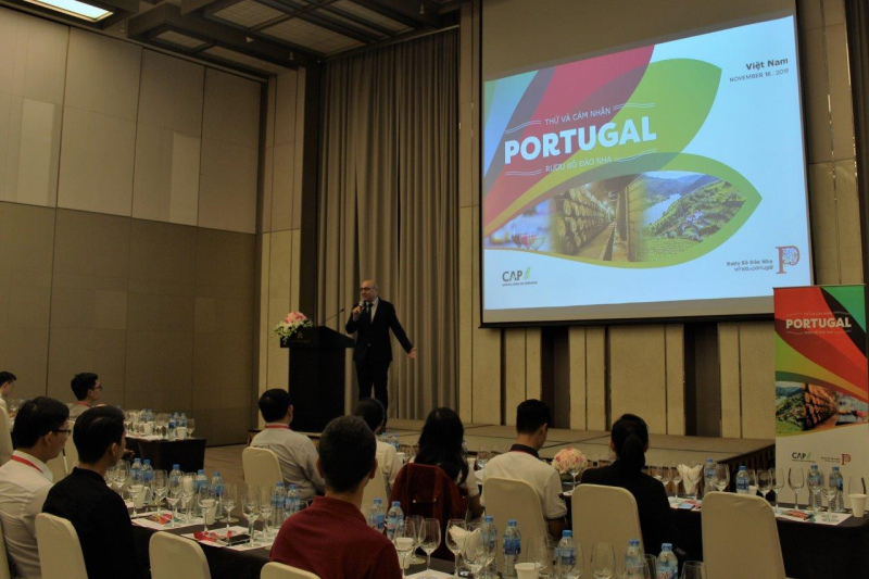 A iniciativa incluiu um jantar de apresentação dos vinhos portugueses com pratos de cozinha vietnamita que superou as expectativas pelo sucesso das harmonizações.

Antes da prova foi dinamizada uma masterclass com um orador vietnamita especialista em vinhos que pode dar a conhecer as características das nossas regiões e vinhos.

A missão no Vietname só foi possível devido ao acompanhamento constante de todos os processos burocráticos por parte do Ministério dos Negócios Estrangeiros, através do Embaixador de Portugal na Tailândia e Vietnam, Francisco Vazpatto, e à delegação da AICEP, no respeitante à tramitação das amostras dos vinhos. Também recente Câmara do Comércio Indústria Portugal-Vietname, foi um parceiro importantíssimo nesta missão.

“A economia vietnamita está, neste momento, a crescer a um ritmo forte sendo por isso, este, o timing perfeito para o estabelecimento de negócios nesta parte do mundo. Pudemos constatar que os portugueses são um povo com grande aceitação junto dos vietnamitas pelo seu passado histórico, facto que, poderá contribuir para o estabelecimento de relações comerciais fortes e duradouras”, registaram os portugueses presentes.

Num país que se encontra bastante recetivo em termos de interesse no vinho português, os dez produtores que acompanharam a CAP nesta missão fazem um balanço extremamente positivo.