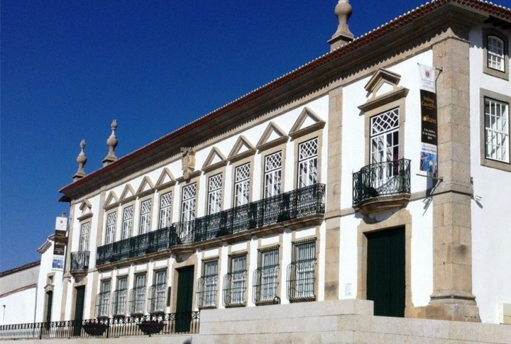 A primeira conferência deste Ciclo terá lugar no dia 7 de Fevereiro, pelas 14h30, no Centro Cultural de Vinhais «Casa dos Condes», evento que merece o apoio da Câmara Municipal de Vinhais, cujo presidente, Luís dos Santos Fernandes, abrirá a sessão com uma mensagem de boas vindas e um convite à participação no jantar que se segue à inauguração da Feira do Fumeiro, no final do dia.

Considerando a eminente reforma da Política Agrícola Comum após 2020, a CAP defende como fundamental o lançamento de uma profunda reflexão sobre as orientações políticas necessárias para garantir a atratividade do sector agrícola para as gerações mais jovens, desde logo, com a garantia de rentabilidade económica e qualidade de vida.

Este ciclo de conferencias pretende dar um contributo sério para a criação de um quadro de ajudas coerentes, que proporcionem viabilidade à agricultura e partilha de experiencias profissionais, transversais a todas as gerações, mais e menos jovens, em diferentes regiões do país.

As inscrições são gratuitas mas obrigatórias em https://www.cap.pt/iniciativas/evento/oportunidades-para-os-jovens-agricultores-em-portugal


	


Vinhais, 7 de Fevereiro 2019

PROGRAMA

14h40 – Sessão de Abertura

Mário Joaquim Abreu Lima – Vice-presidente da CAP

14h50 – O Papel da Agricultura de Montanha na Economia das Zonas Rurais

Hugo Almeida, DG Agricultura da Comissão Europeia

15h20 – Como Melhorar o Posicionamento dos Agricultores na Cadeia Alimentar

Gonçalo Lobo Xavier, Diretor-geral da APED

15h40 – Mesa Redonda: O Papel dos Estabelecimentos de Ensino Superior na Inovação e Tecnologia em Agricultura

Moderador: Carlos Daniel Silva, Presidente da Proruris

António Fontaínhas Fernandes, Reitor da UTAD

Orlando Rodrigues, Presidente IPB

16h10 – Debate: Propostas Políticas para a Renovação Geracional em Portugal

Moderador: Luís Mira, Secretário-geral da CAP

Patrícia Fonseca, Deputada do CDS-PP

Nuno Serra, Deputado PSD

Pedro do Carmo, Deputado do PS

17h00 – Oportunidades para a instalação de Jovens Agricultores no Norte do País

Carla Alves, Diretora Regional de Agricultura do Norte

17h20 - Lançamento do Concurso Nacional de Jovens Agricultores 2019

Duarte Mira, Delegado da CAP em Bruxelas

17h30 – Sessão de Encerramento

Eduardo Oliveira e Sousa, Presidente da CAP

Capoulas Santos, Ministro da Agricultura